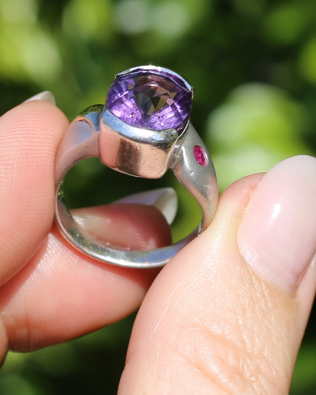 Harlequin Cut Oval Amethyst and Ruby Ring with Brushed Finish and Gold Plating Detail, 9.1g, size P1/2 or 8