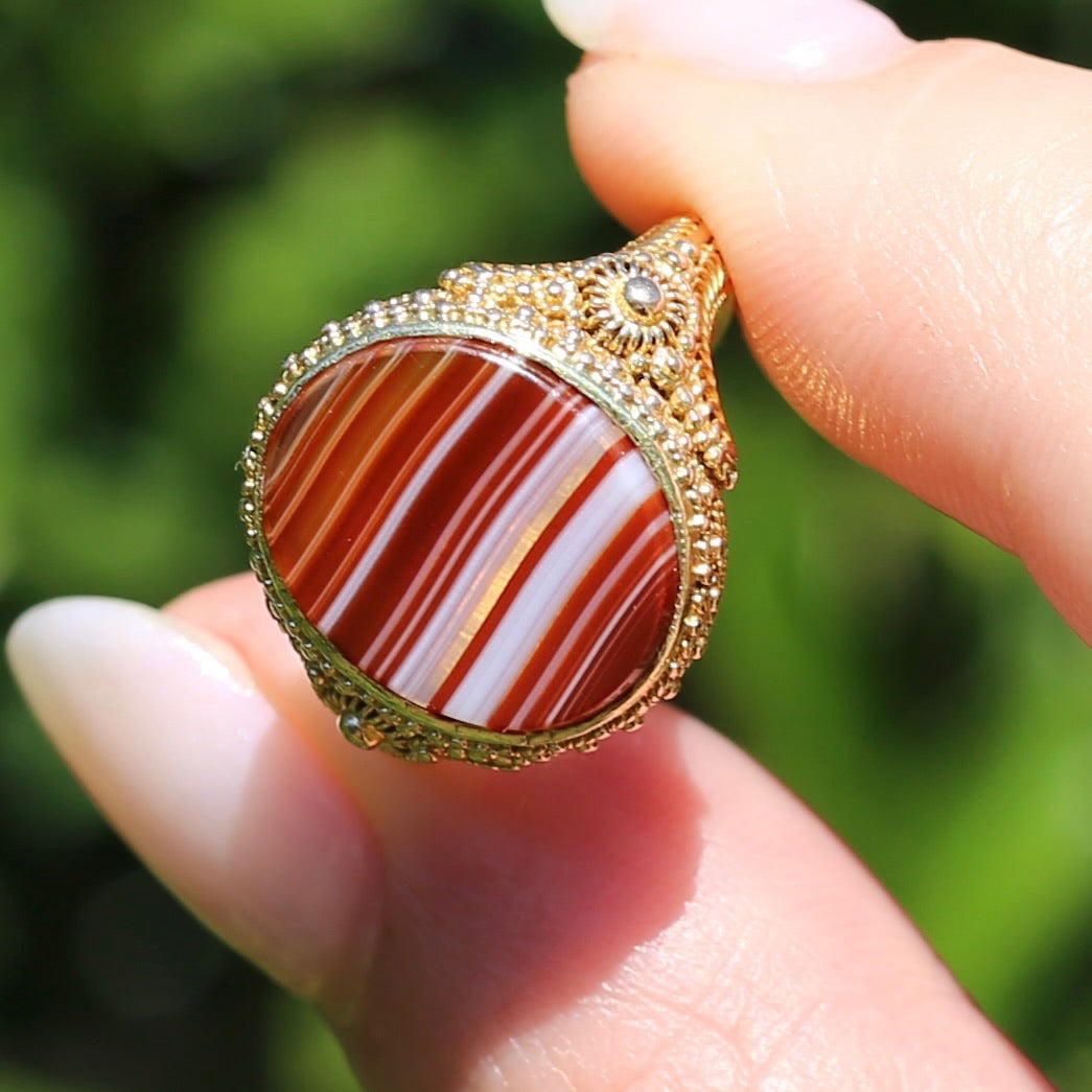 Mid Century Banded Agate in the Elaborate Scroll Detailed Floral Ring, 14ct Yellow Gold, size K1/2 or just under 5.5