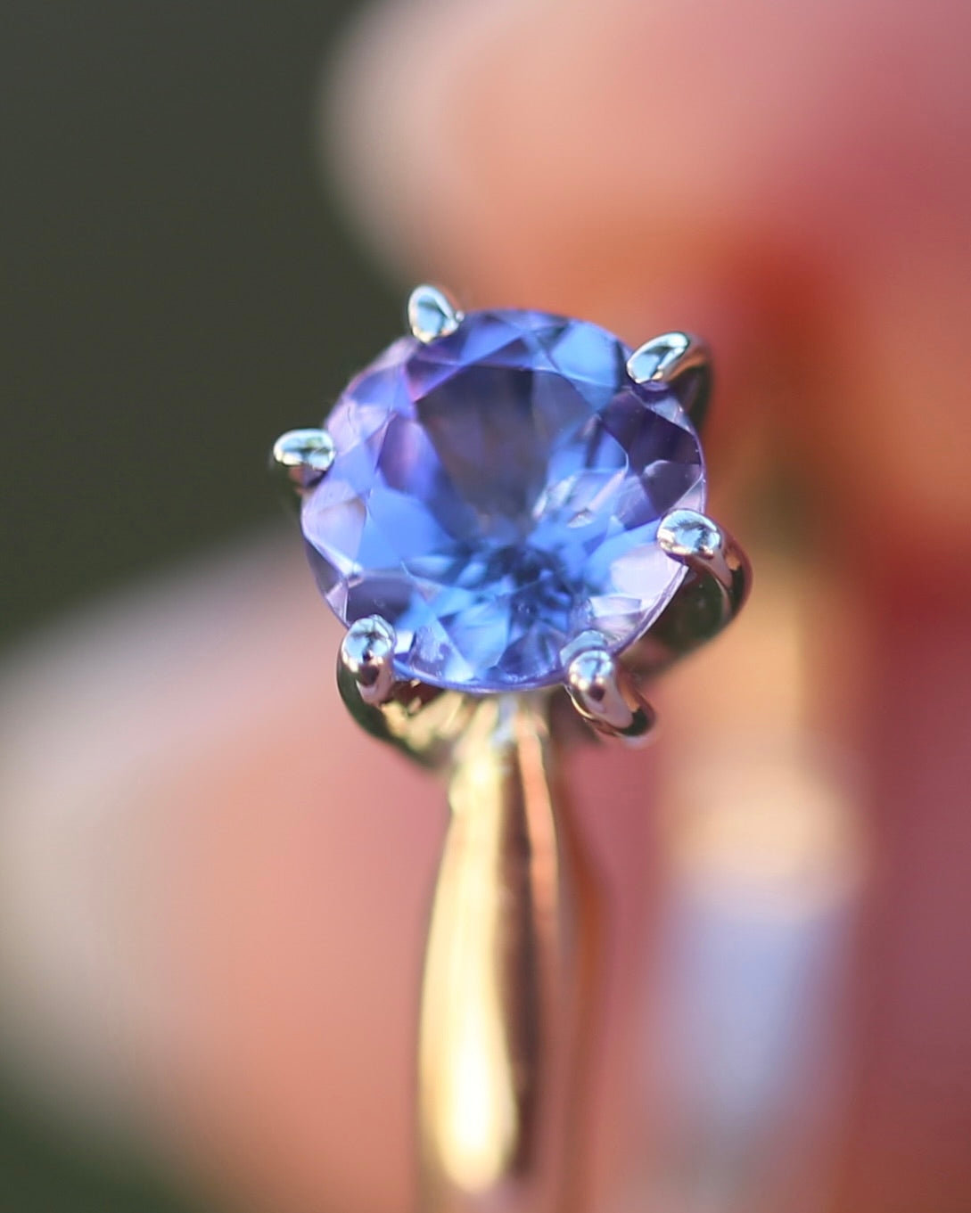 1ct Natural Tanzanite 6 Claw Ring, 10ct Rose and White Gold, size N1/2 or just under 7, 2.49g