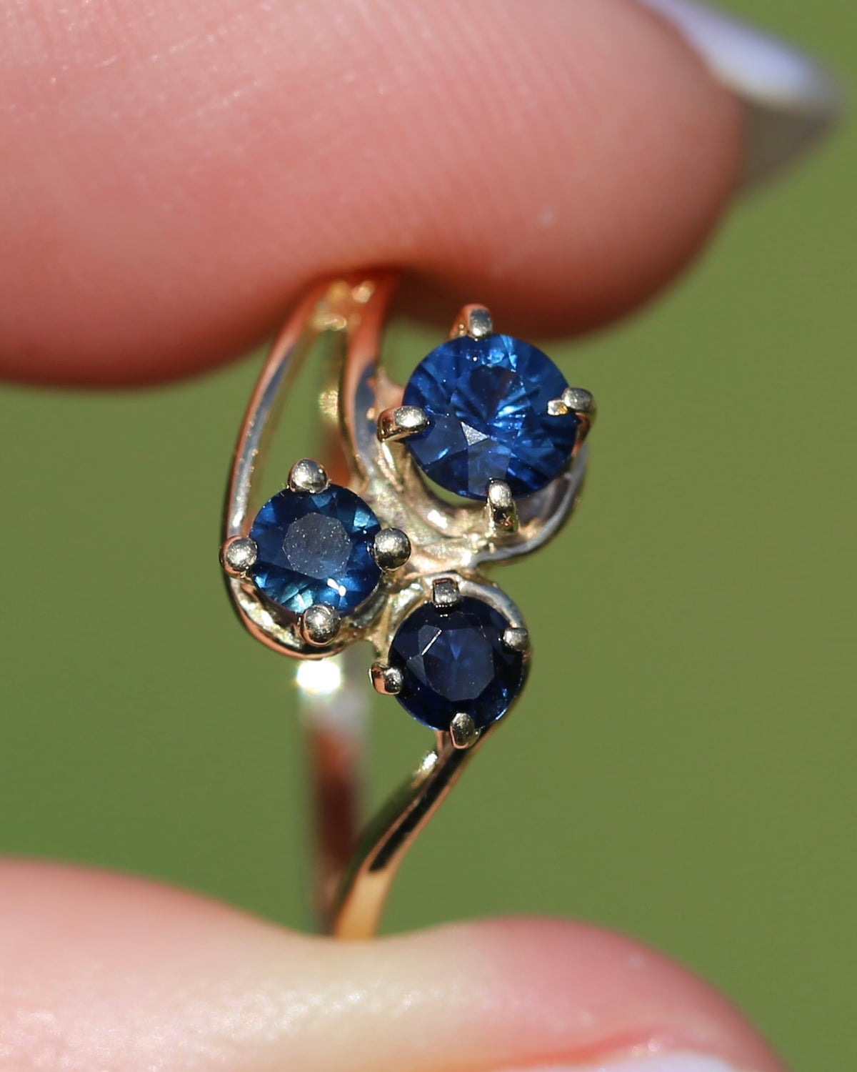 Asymetric Trilogy Blue Sapphire Ring, 9ct Yellow Gold, size K or 5.5, 2.1g