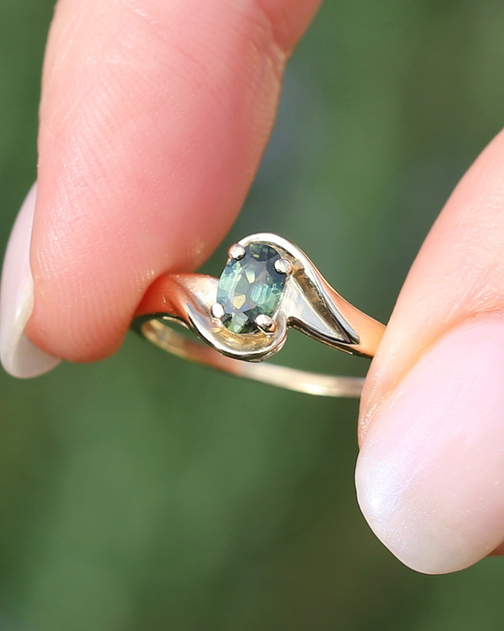 0.6ct Oval Green Australian Sapphire Ring, 10ct Yellow Gold, size N or 6.75, 1.56g