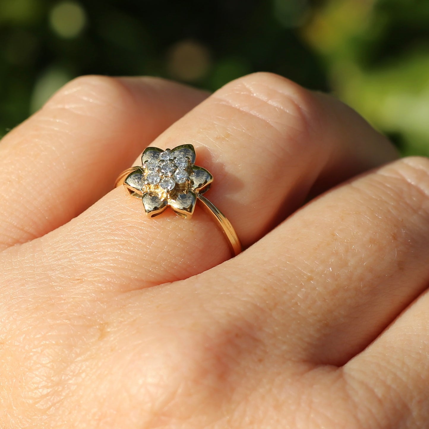 18ct Gold Flower with Diamond Stamens, 18ct Yellow Gold, size O or just over 7