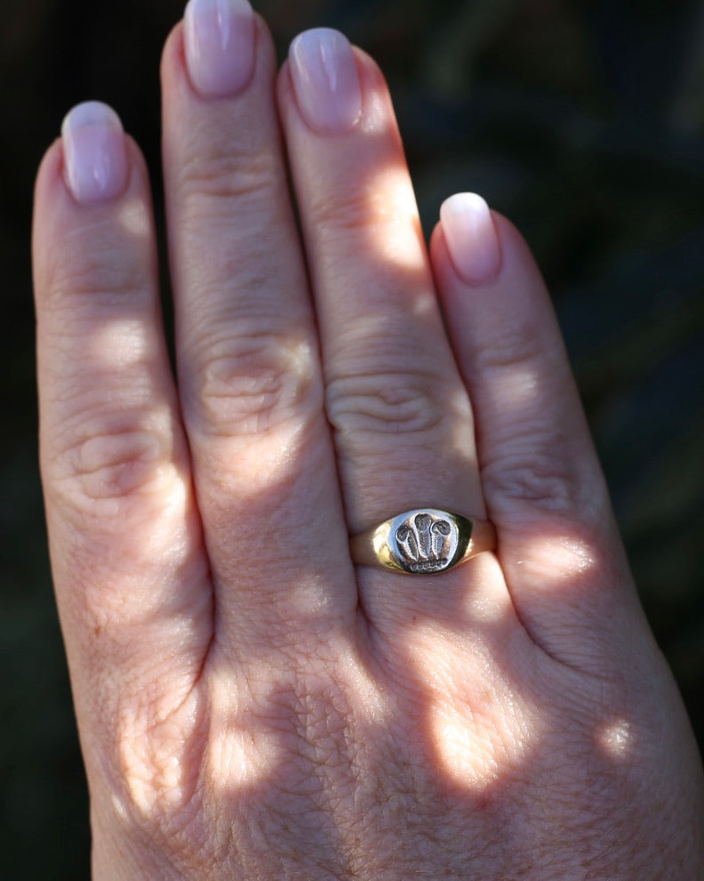 1984 Made Hand Carved Welsh Feather Signet Ring, 9ct Yellow Gold, size Q or just over 8, 2.45g