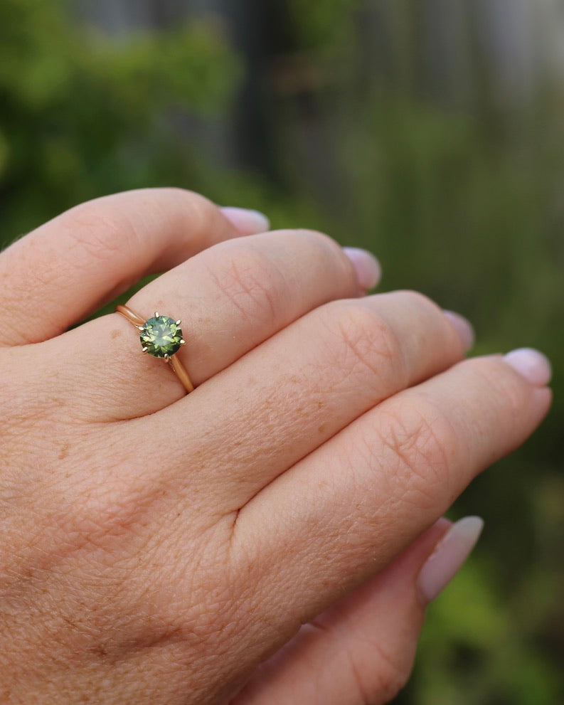 1.38ct Deep Yellowish Green Sapphire 6 Claw Ring, 14ct Yellow Gold, size 7 or just under O, 1.62g, with valuation