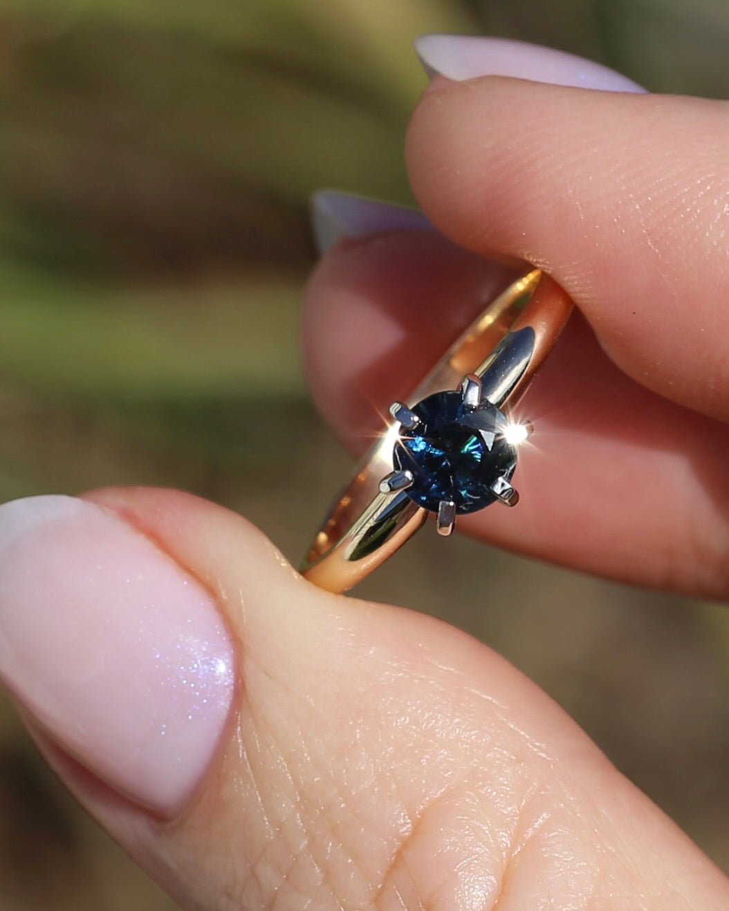 0.8ct Natural Teal Blue Sapphire in 14ct 6 Claw White Gold Setting on 14ct Yellow Gold Band, size N1/2 or just under 7, 2.51g