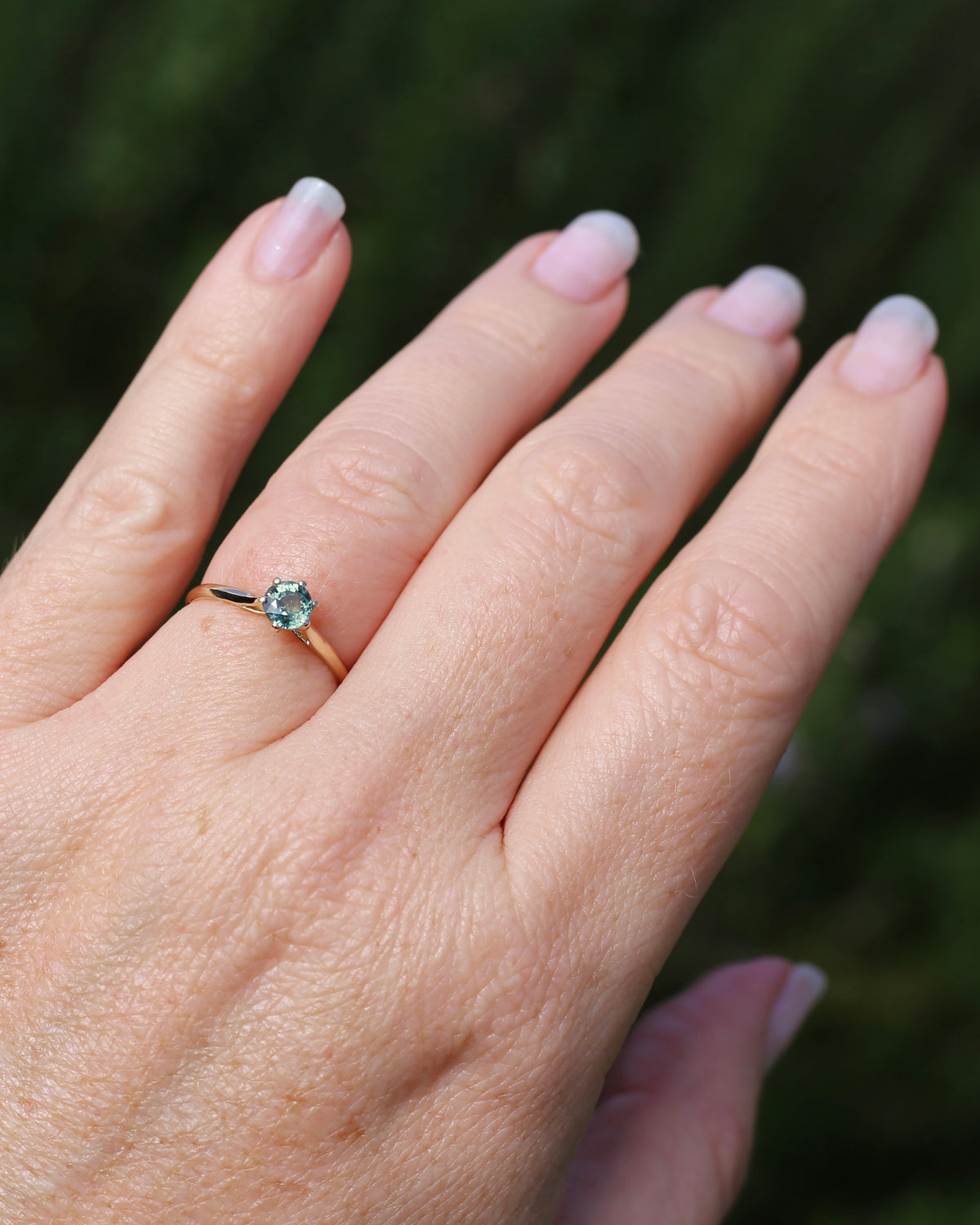 0.75ct Seafoam Parti Sapphire Solitaire, 9ct Yellow Gold, size M1/2 or just over 6.25, 1.24g