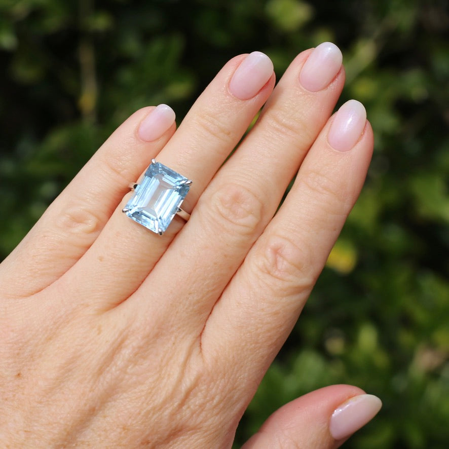 Stunning 15.41ct Emerald Cut Blue Topaz in 14ct White Gold Ring, size L or 5.5