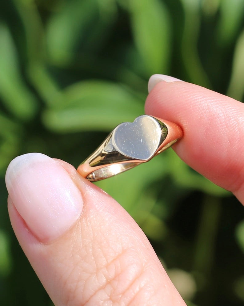 1973 Made Birmingham Heart Shaped Signet Ring, 9ct Yellow Gold, size R or 8.75, 2.91g