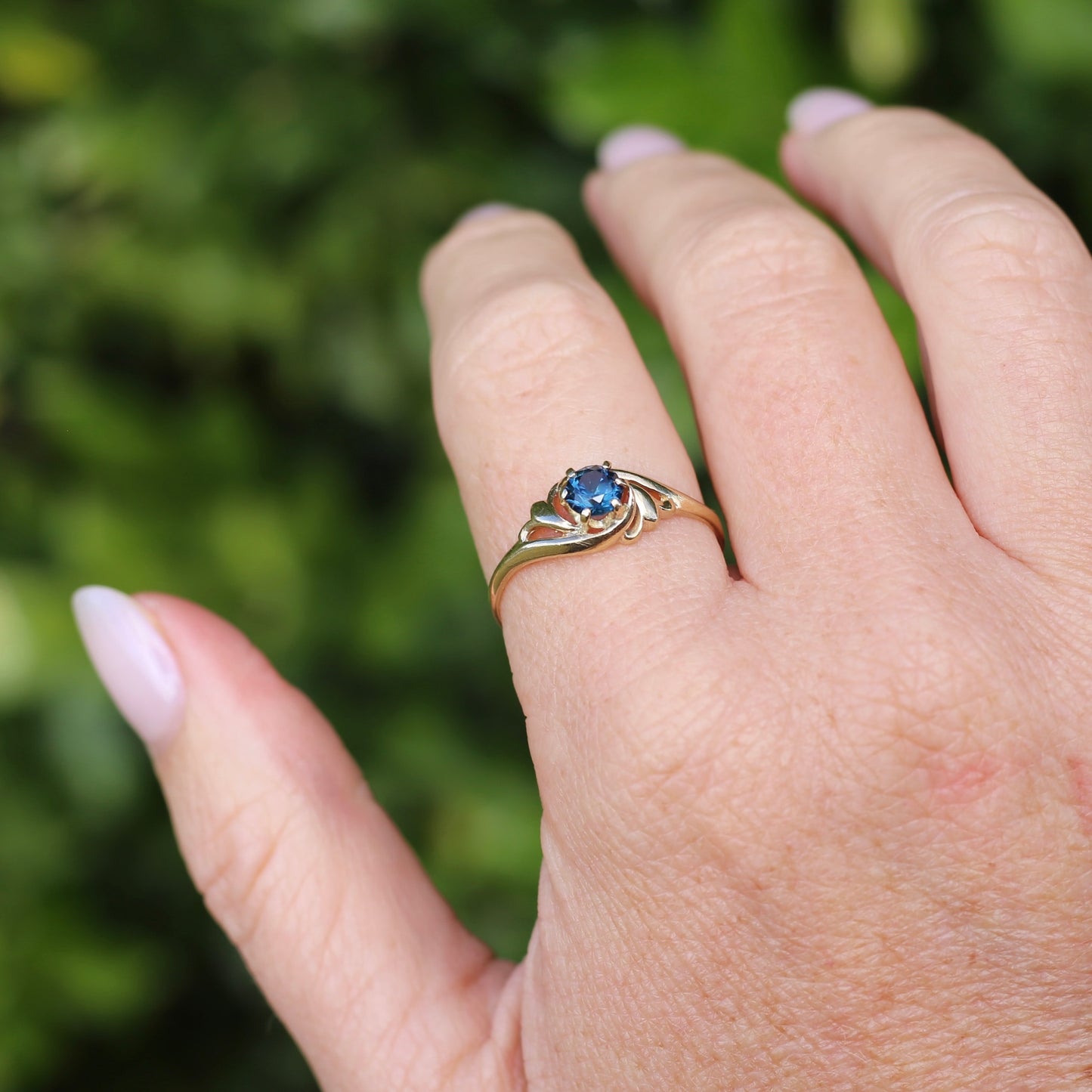 Peacock Parti Sapphire Ring, 9ct Yellow Gold, size 10 or U