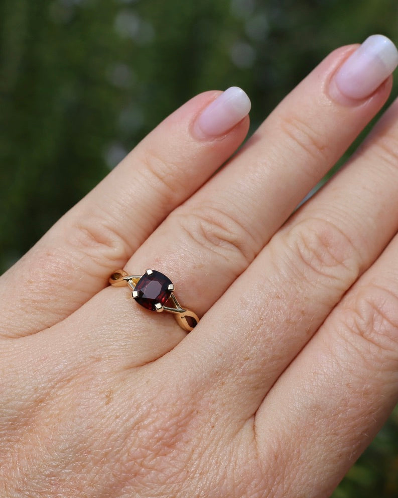 1.35ct Cushion Cut Deep Red Natural Spinel, 18ct Yellow Gold, size M1/2 or just under 6.5, 3.75g