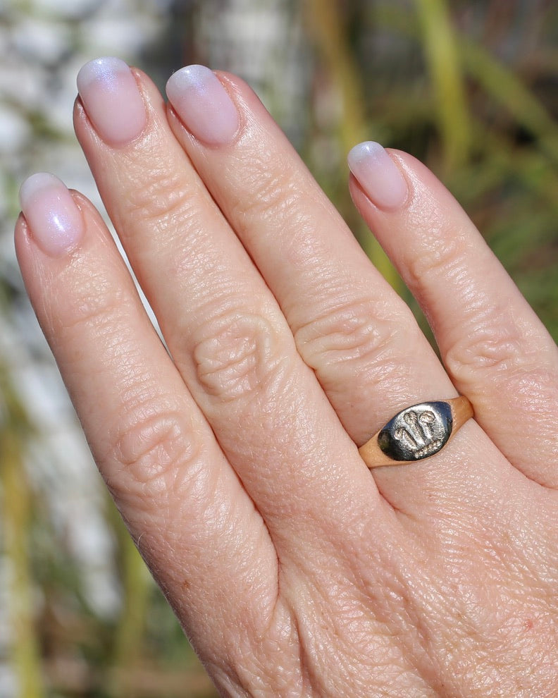 1984 Made Hand Carved Welsh Feather Signet Ring, 9ct Yellow Gold, size Q or just over 8, 2.45g
