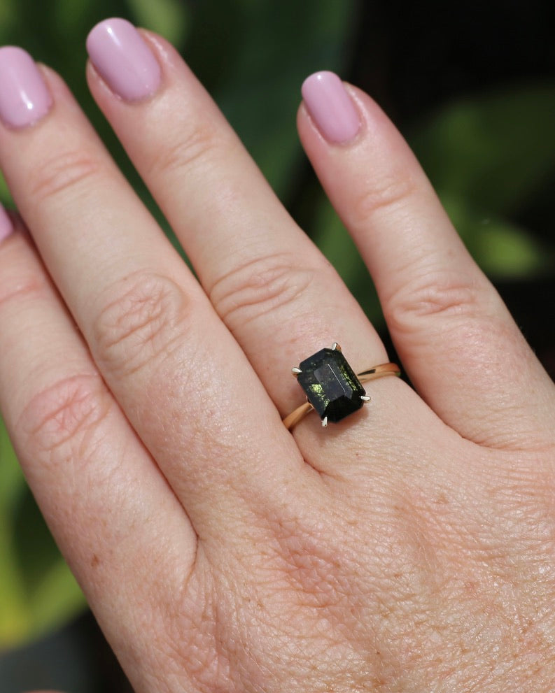 Unique Emerald Cut Ludwigite Peridot Ring, 4 claw, 9ct Yellow Gold, size O or 7.25, 2.87g