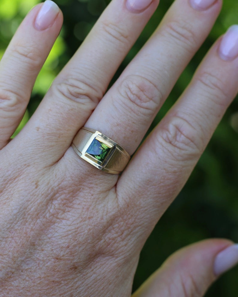 Circa 1950s 2.05ct Natural Unheated Parti Sapphire Signet Ring, 18ct Yellow Gold, size T1/2 or just under 10, 6.59g