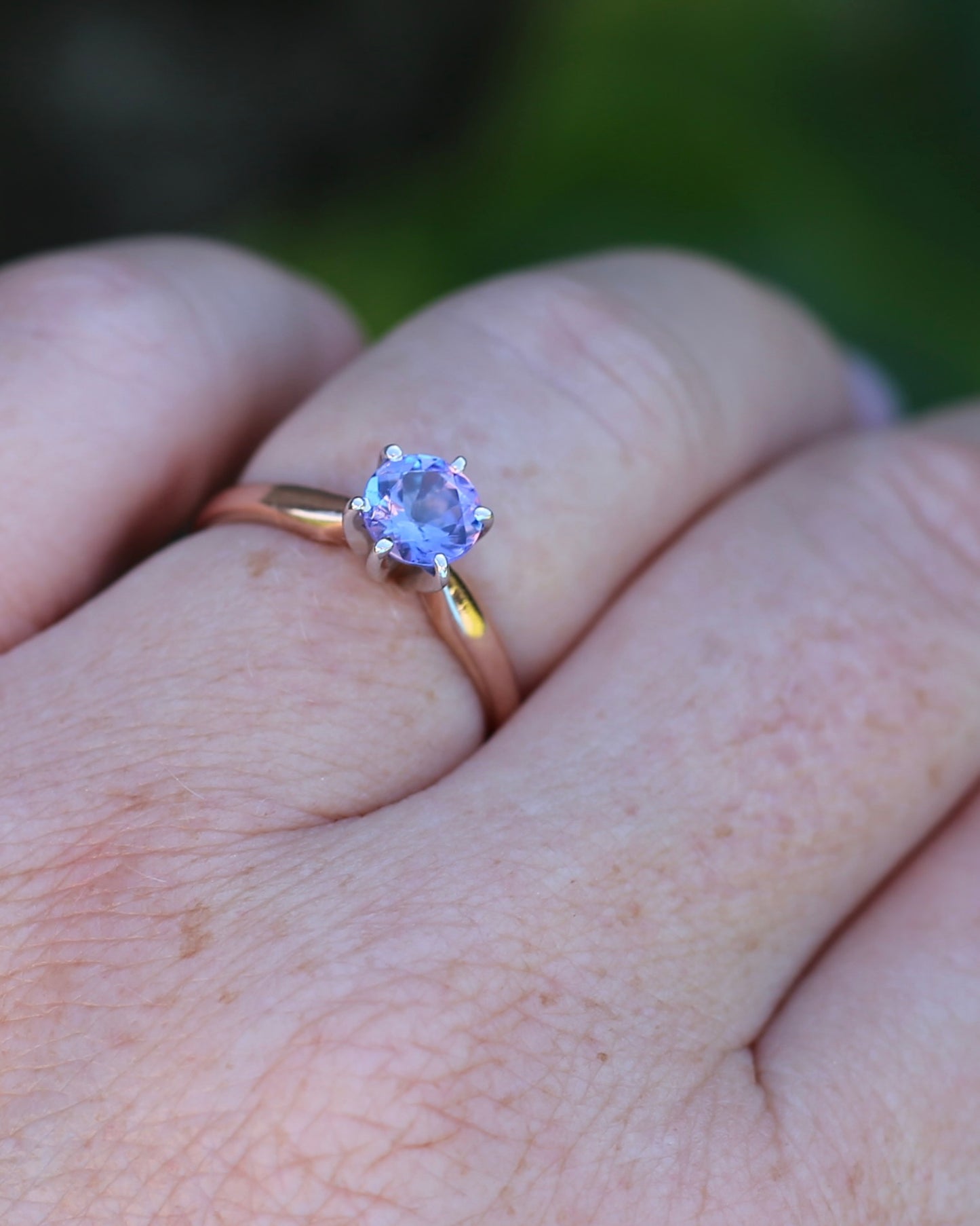 1ct Natural Tanzanite 6 Claw Ring, 10ct Rose and White Gold, size N1/2 or just under 7, 2.49g