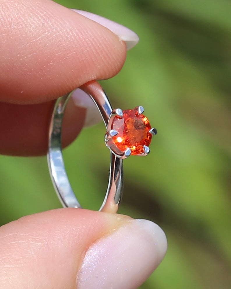 0.85ct Natural Orange Sapphire in 6 Claw Solitaire Ring, Sterling Silver, size N or 6.75, 1.87g
