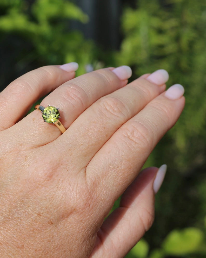 Breathtaking 2.59ct Natural Greenish Yellow Sapphire in Vintage 6 claw Mixed Metal 14ct Gold, 14ct White and Yellow Gold, size O or just over 7, 3.61g, with valuation