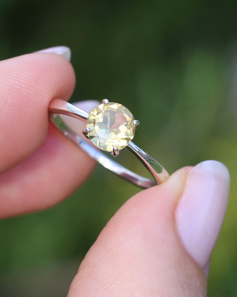 1.05ct Citrine Solitaire, Sterling Silver, size Q1/2 or just under 8.5, 2.0g