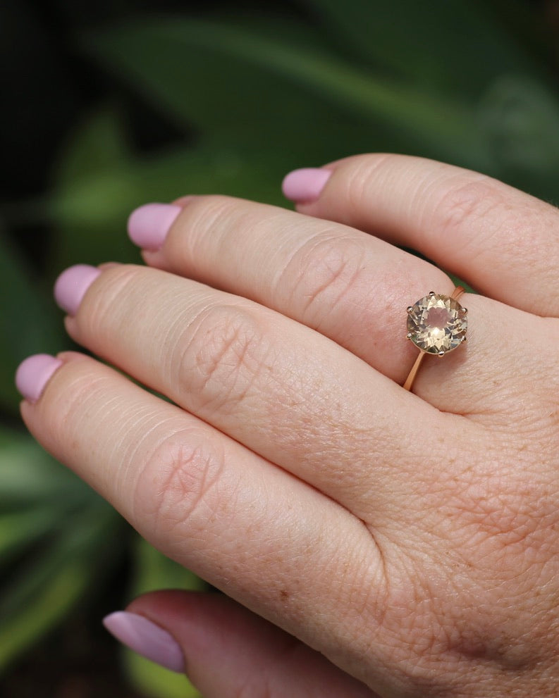 2.5ct Round Natural Heliodor (Yellow Beryl), 6 Claw Set, 9ct Yellow Gold, size N1/2 or 7, 2.0g