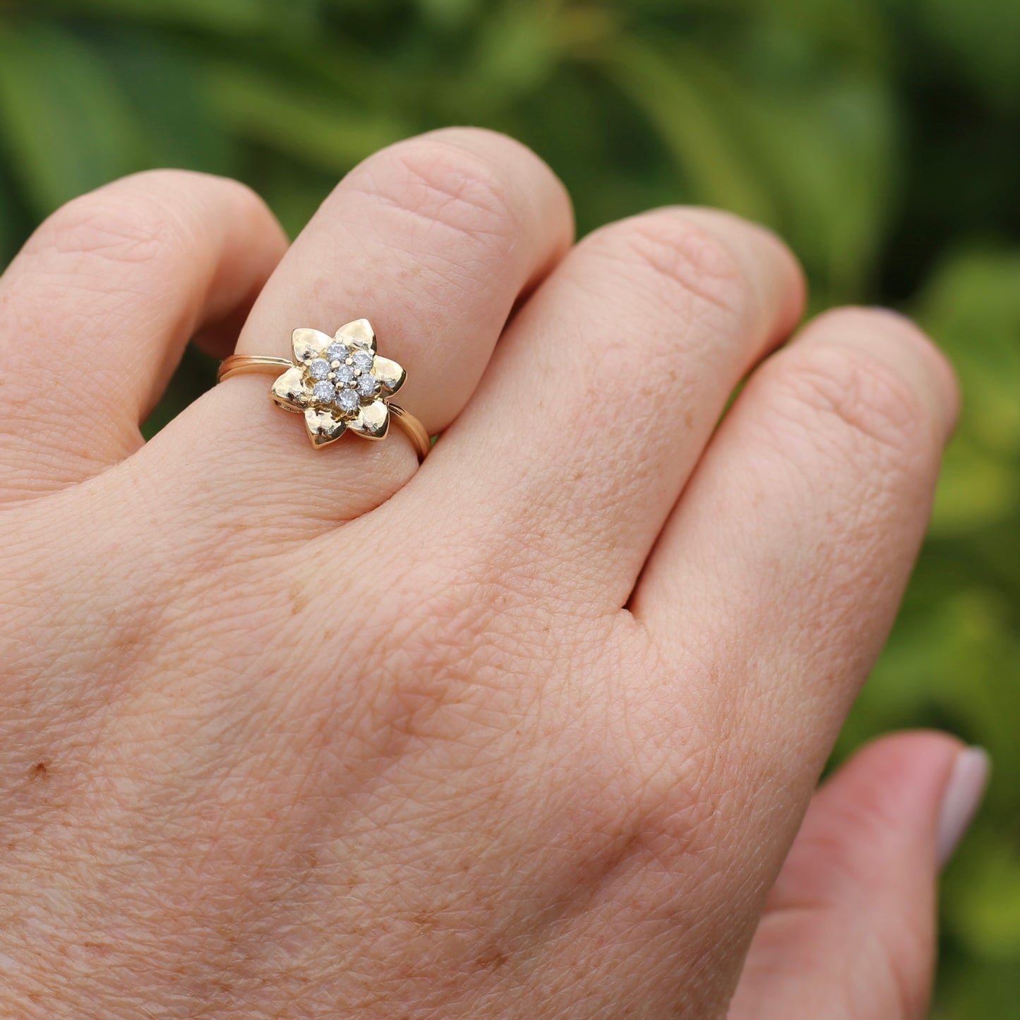 18ct Gold Flower with Diamond Stamens, 18ct Yellow Gold, size O or just over 7