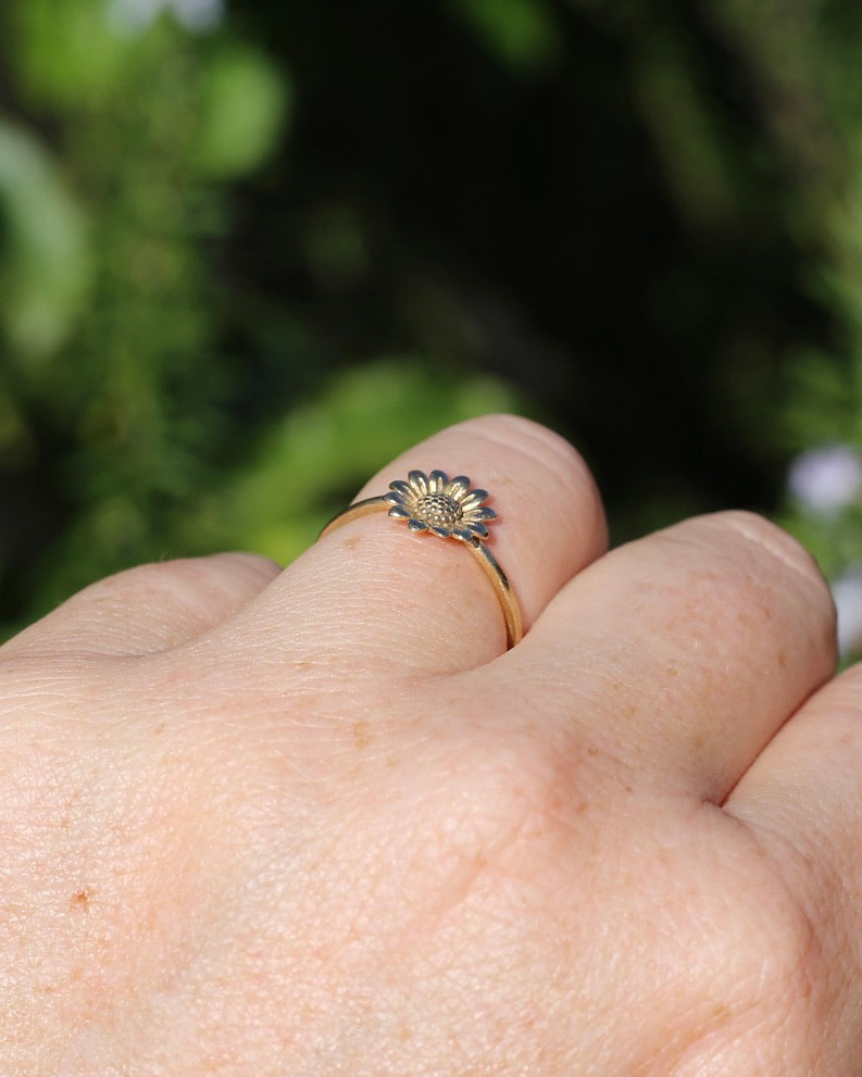 Dainty Sunflower Ring in 9ct Yellow Gold, size N1/2 or 7, 1.04g