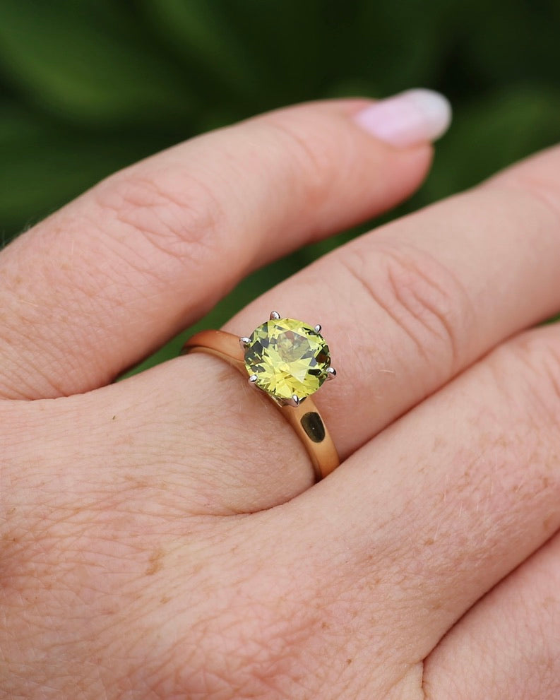 Breathtaking 2.59ct Natural Greenish Yellow Sapphire in Vintage 6 claw Mixed Metal 14ct Gold, 14ct White and Yellow Gold, size O or just over 7, 3.61g, with valuation