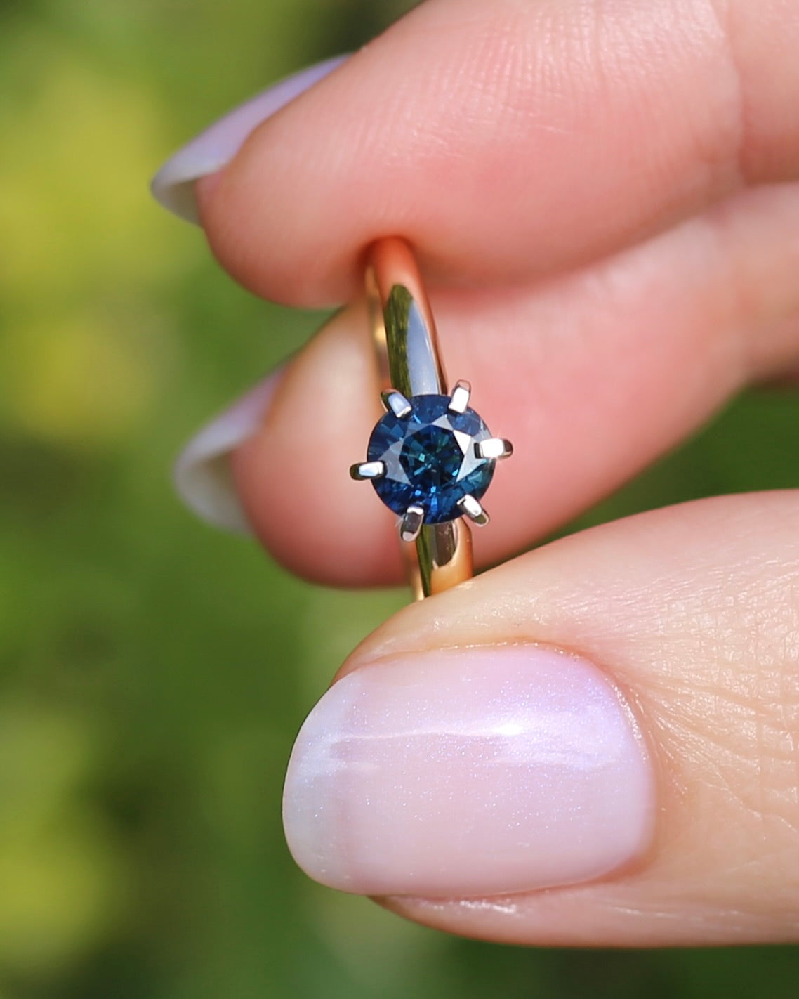 0.8ct Natural Teal Blue Sapphire in 14ct 6 Claw White Gold Setting on 14ct Yellow Gold Band, size N1/2 or just under 7, 2.51g
