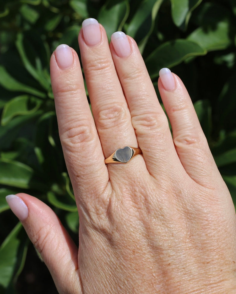 1973 Made Birmingham Heart Shaped Signet Ring, 9ct Yellow Gold, size R or 8.75, 2.91g