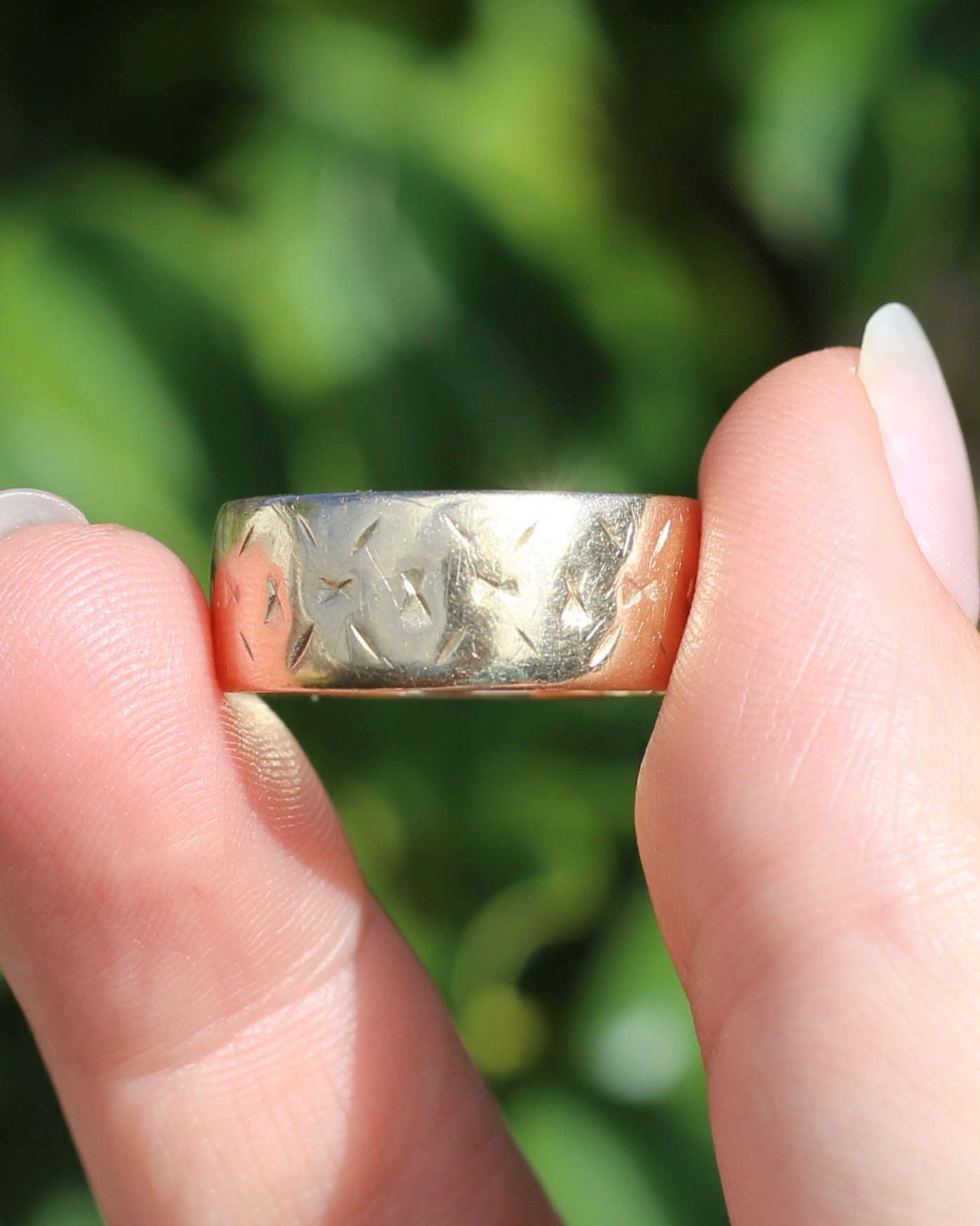 1977 London Made Wide Band with Diamond Cut Pattern, 9ct Yellow Gold, size W or 11 (fits more like a U-U1/2 due to width, 4.75g