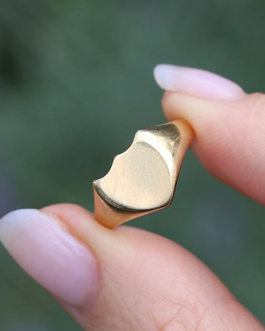 Vintique 15ct Shield Signet Ring, size L1/2 or just over 6, might feel half a size smaller due to width, 3.47g