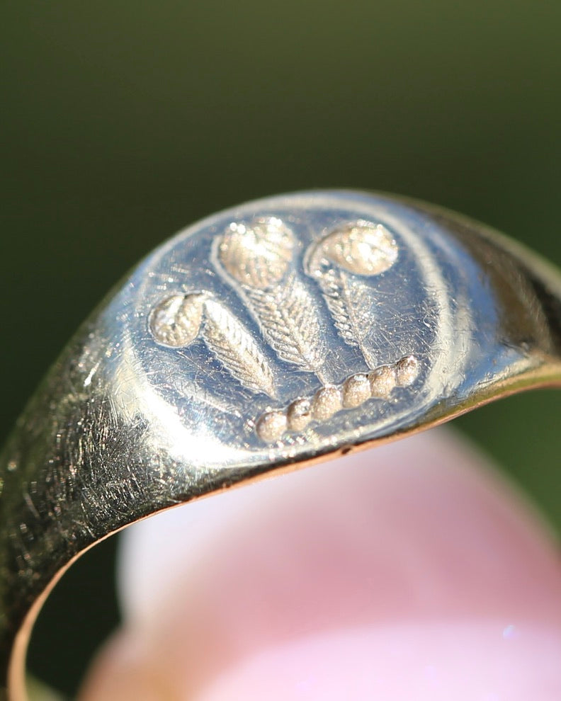 1984 Made Hand Carved Welsh Feather Signet Ring, 9ct Yellow Gold, size Q or just over 8, 2.45g
