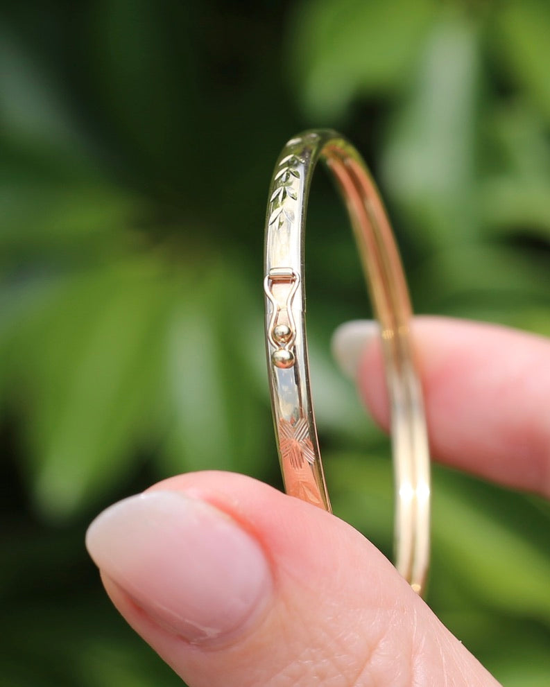 Decorative Engraved Oval 9ct Coil Bangle with Safety Clasp, British Made, 9ct Yellow Gold,4.41g