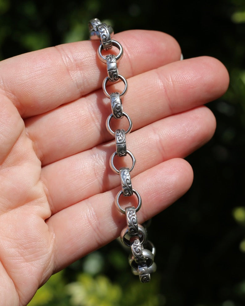 Alternating Plain and Patterened Belcher Bracelet with Filigree Heart Padlock, 19.2g