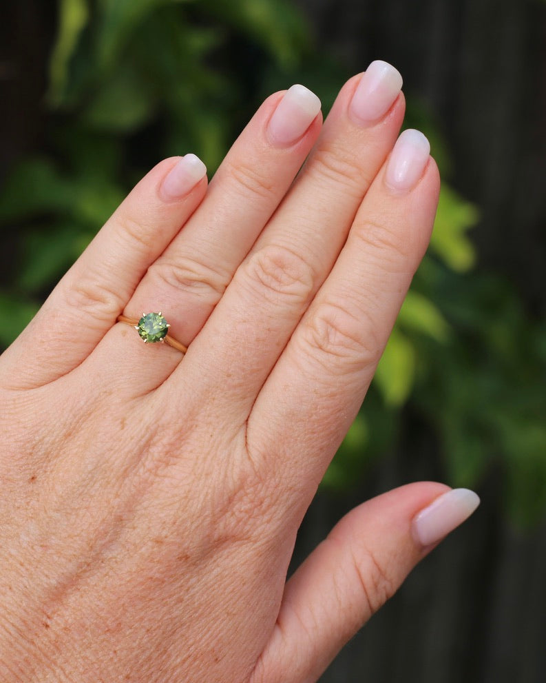 1.38ct Deep Yellowish Green Sapphire 6 Claw Ring, 14ct Yellow Gold, size 7 or just under O, 1.62g, with valuation
