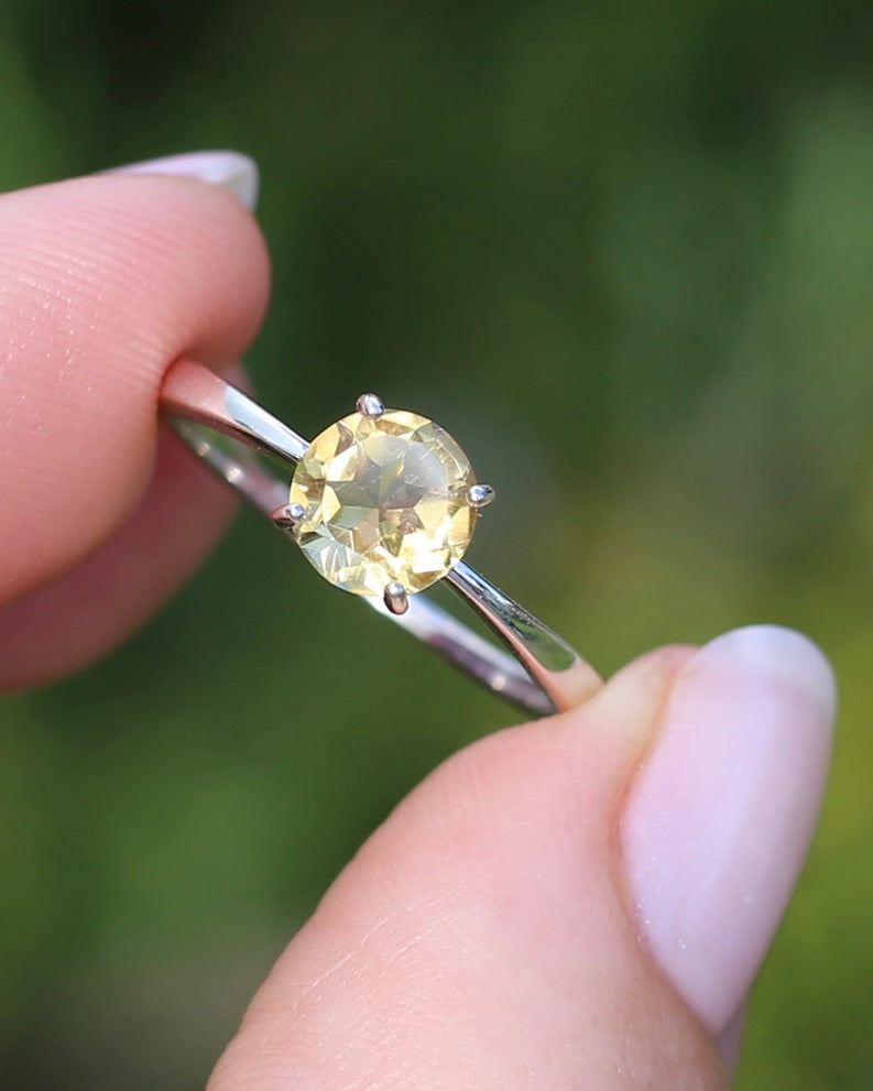 1.05ct Citrine Solitaire, Sterling Silver, size Q1/2 or just under 8.5, 2.0g