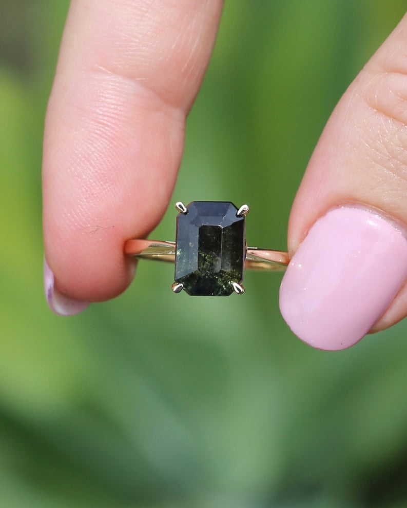 Unique Emerald Cut Ludwigite Peridot Ring, 4 claw, 9ct Yellow Gold, size O or 7.25, 2.87g