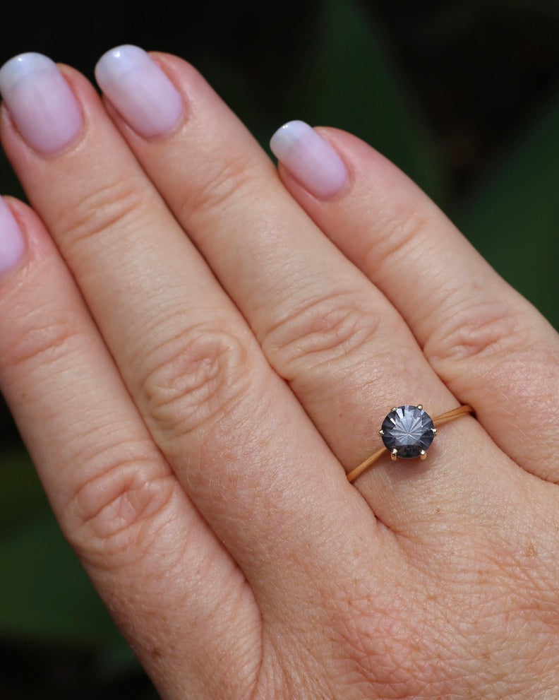 1.35 Lavender Grey Spinel Solitaire, 6 Claw setting, 9ct Yellow Gold, size 9.75 or just over T, 1.72g