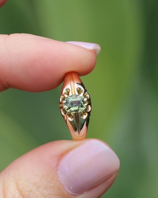 0.65ct Natural Green Sapphire in Vintage 18ct Belcher Setting, 18ct Yellow Gold, size N or just over 6.5, 3.27g