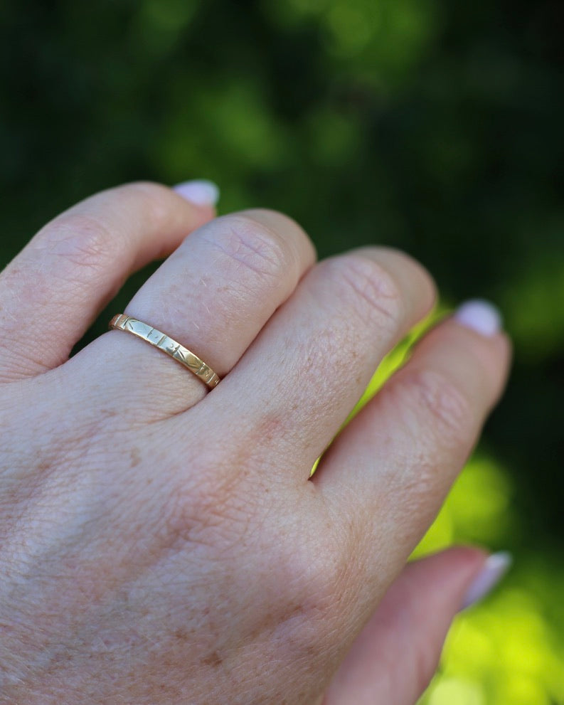 Early Australian "APEX" Patterned Wedder by Rodd and co., 18ct Yellow Gold, size O or 7.25, 2.3g