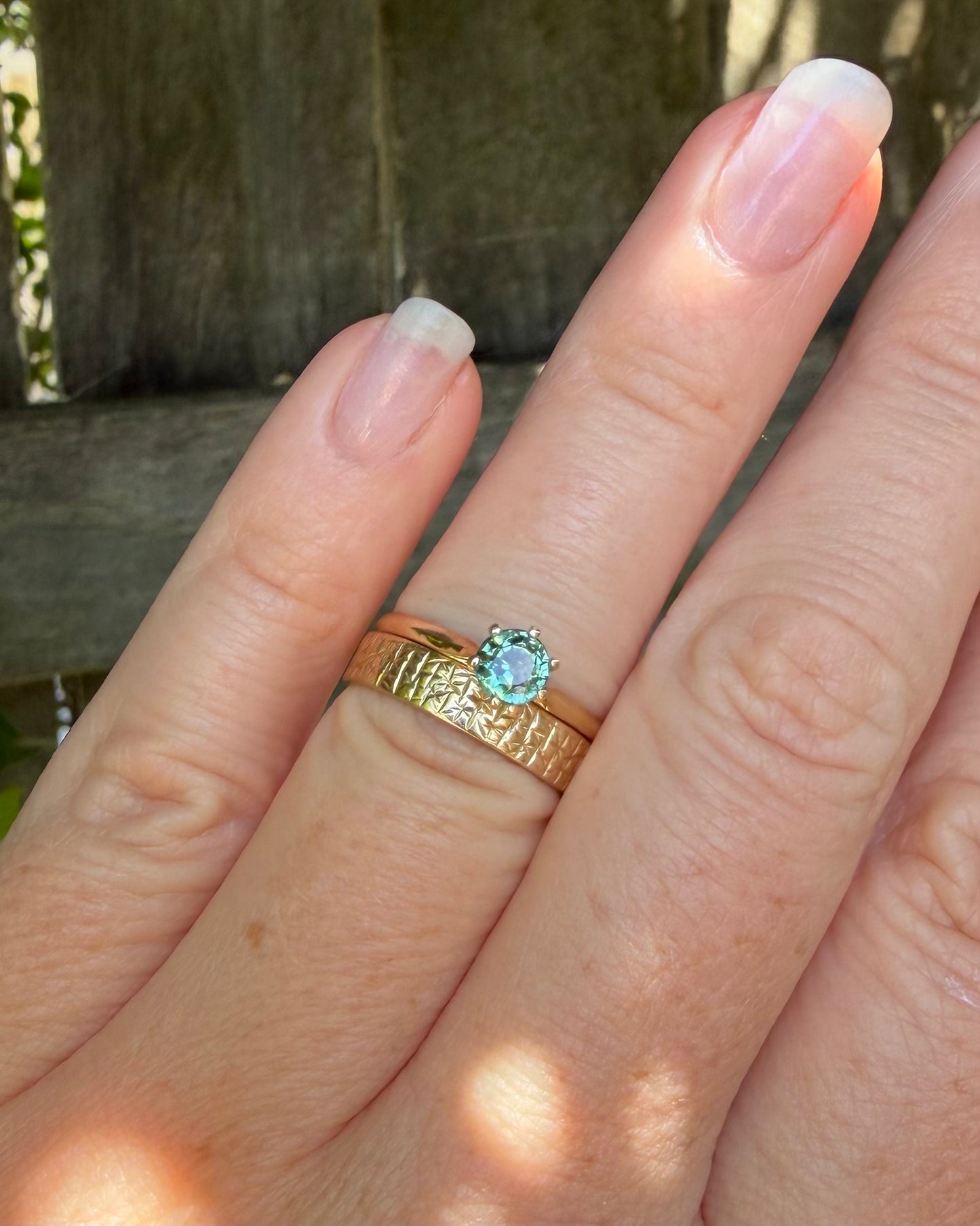 0.75ct Seafoam Parti Sapphire Solitaire, 9ct Yellow Gold, size M1/2 or just over 6.25, 1.24g