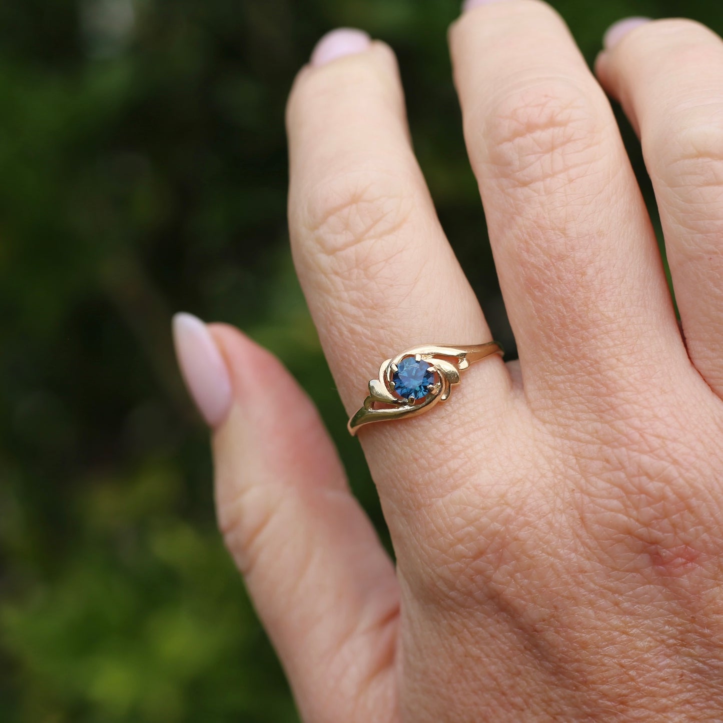 Peacock Parti Sapphire Ring, 9ct Yellow Gold, size 10 or U