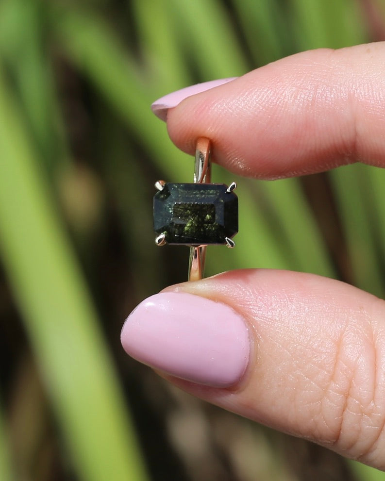 Unique Emerald Cut Ludwigite Peridot Ring, 4 claw, 9ct Yellow Gold, size O or 7.25, 2.87g