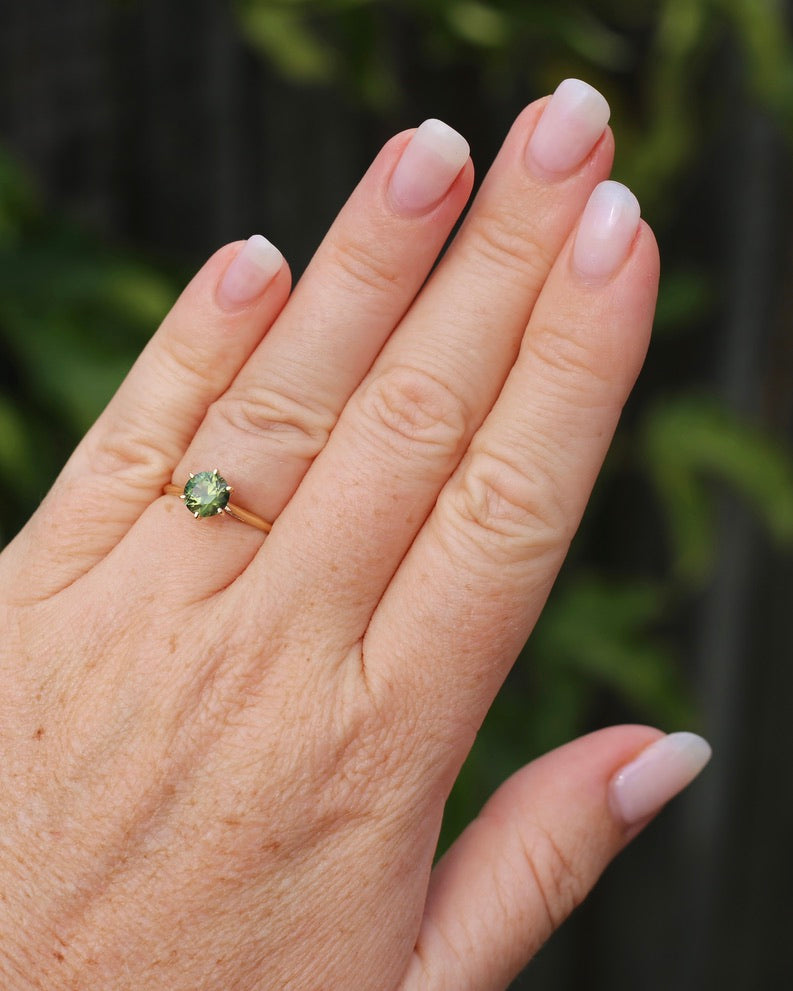 1.38ct Deep Yellowish Green Sapphire 6 Claw Ring, 14ct Yellow Gold, size 7 or just under O, 1.62g, with valuation
