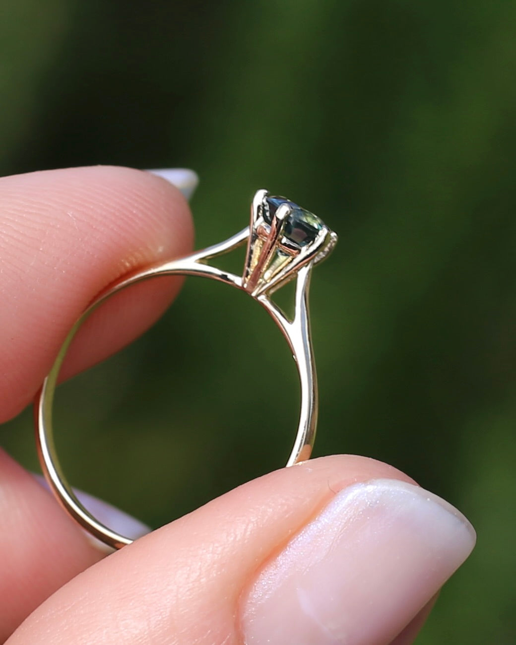 0.75ct Seafoam Parti Sapphire Solitaire, 9ct Yellow Gold, size M1/2 or just over 6.25, 1.24g