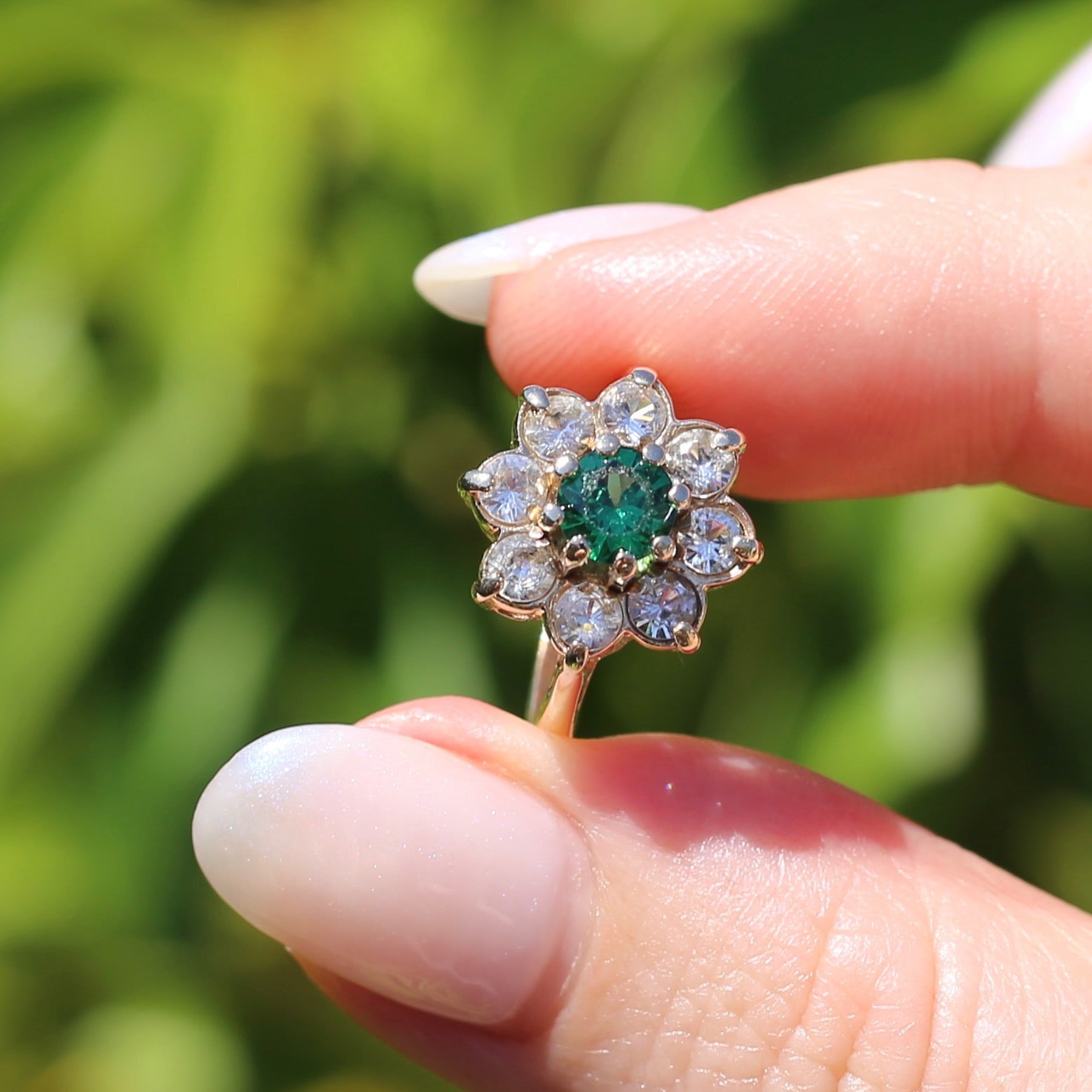 Vintage 1978 9ct Yellow Gold Emerald Green and White Spinel Daisy Cluster  Ring em 2023