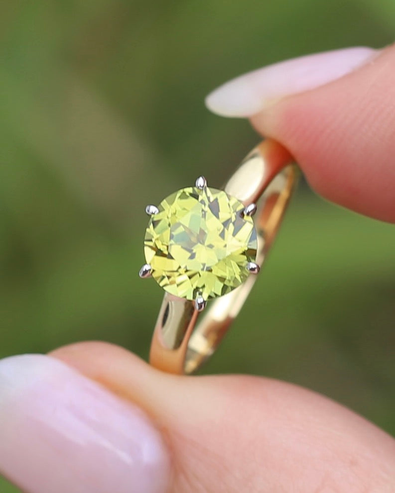 Breathtaking 2.59ct Natural Greenish Yellow Sapphire in Vintage 6 claw Mixed Metal 14ct Gold, 14ct White and Yellow Gold, size O or just over 7, 3.61g, with valuation
