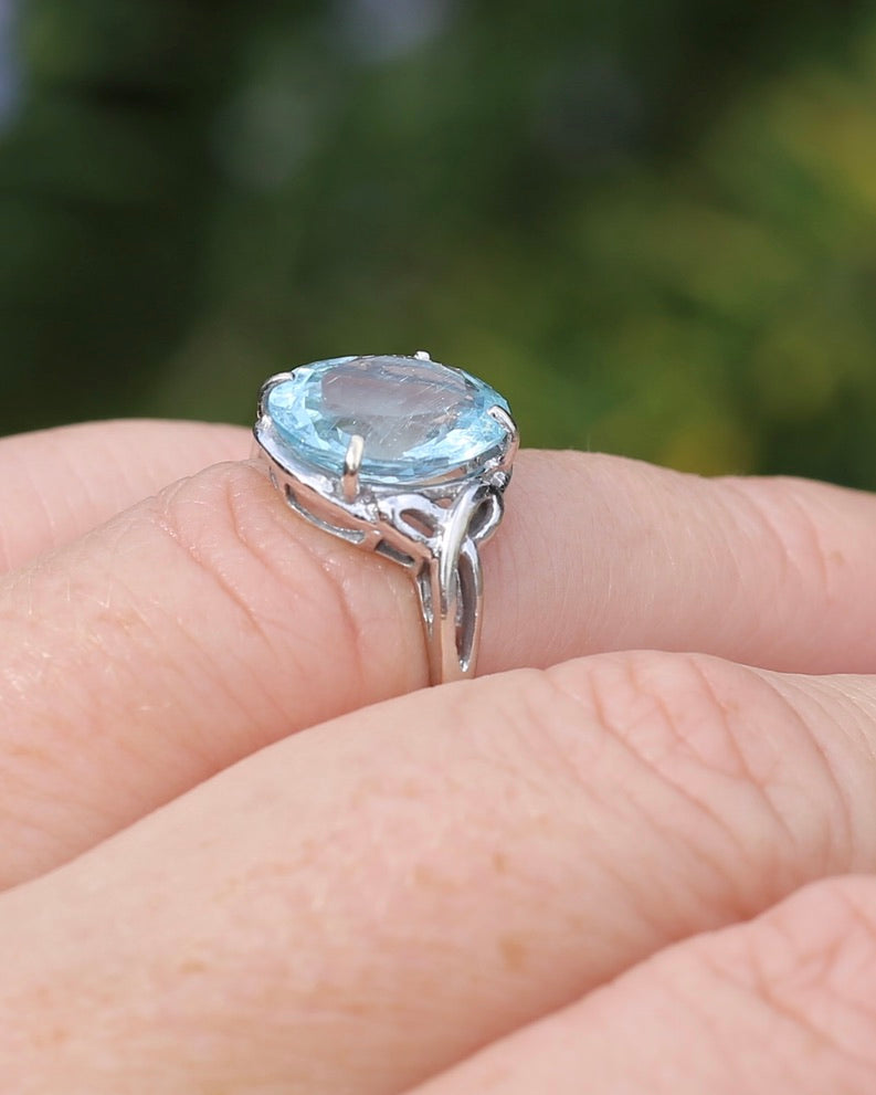 3.2ct Oval Natural Aquamarine in Celtic Inspired 18ct White Gold Ring, size L1/2 or 6, 3.11g