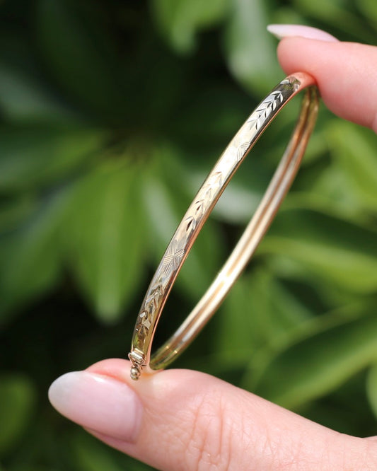 Decorative Engraved Oval 9ct Coil Bangle with Safety Clasp, British Made, 9ct Yellow Gold,4.41g