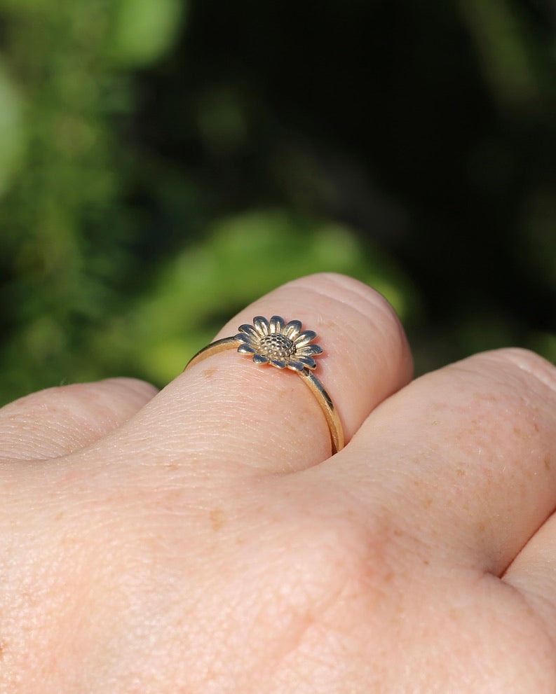 Dainty Sunflower Ring in 9ct Yellow Gold, size N1/2 or 7, 1.04g