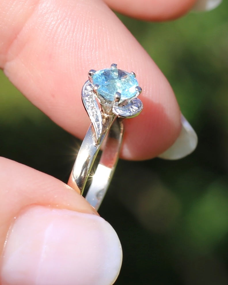 0.85ct Apatite Solitaire in Mixed Metal Solitaire, 9ct Yellow and White Gold, size 7.5 or just over O1/2, 2.1g