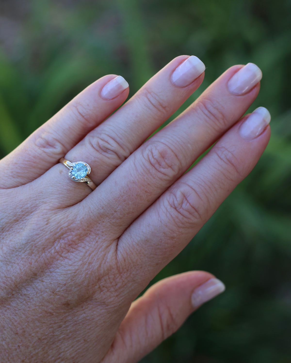 0.85ct Apatite Solitaire in Mixed Metal Solitaire, 9ct Yellow and White Gold, size 7.5 or just over O1/2, 2.1g